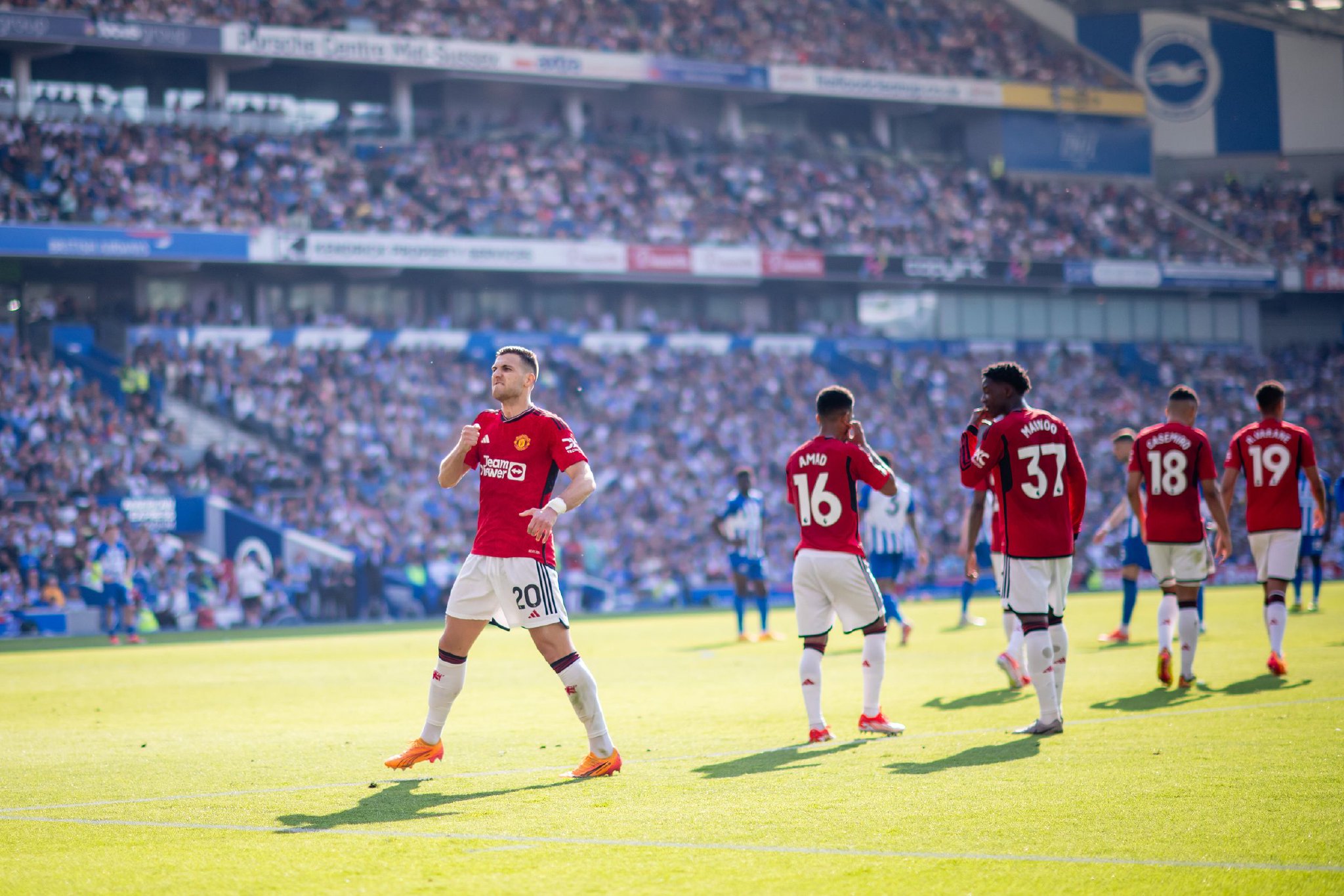 国家德比梅开二度，拉菲尼亚晒照庆祝：不仅仅是一家俱乐部.